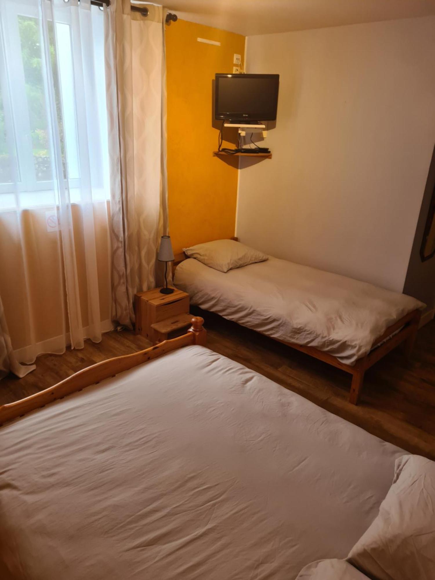 Hotel Saint Julien Aux Bois Exteriör bild